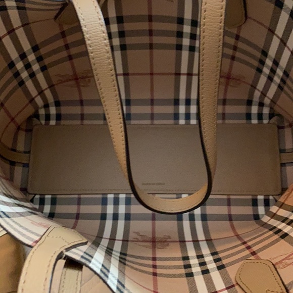 REVERSIBLE BURBERRY SMALL TOTE - Picture 4 of 7